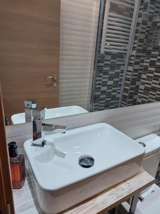 Apartamentos Deluxe Barajas Madrid Bagian luar foto